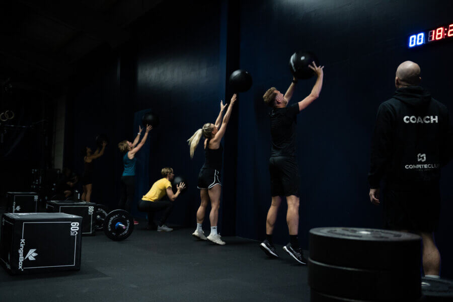 Hyrox bij CompeteClub in Nunspeet - Wall balls